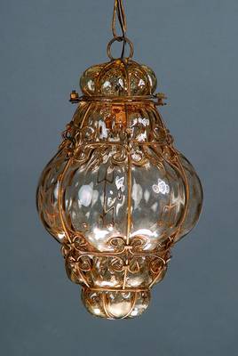 Deckenlampe, Frankreich, um 1900-10, rauchfarbenes Glas in die Drahtform geblasen, eine Brennstelle, Elektr. nicht geprüft, H. Korpus ca. 30cm, ...