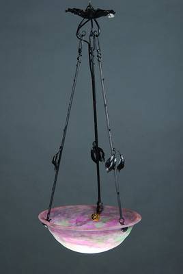 Deckenlampe, Muller Freres, 1920er Jahre, Schirm pate-de-verre mit grünen und violetten Einpuderungen, Eisenmontur mit Blätterdekor, eine ...