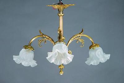 Deckenlampe, Frankreich, um 1900, Messingmontur mit Akanthusdekor, drei mattierte Schirme sek., H.ca.45cm, D.ca. 65cm,Elektrifizierung nicht geprüft