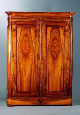 Biedermeierschrank, Baden, um 1840, Nussbaummassiv und furniert, 2-türig, Inlets einfach getreppt, abgerundete Ecken, rest., l. Gebr. -Sp., ca. ...
