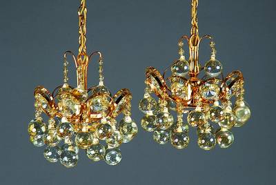 Paar Deckenlampen, 70er Jahre, Metall vergoldet, mit reichem kugelförmigen Glasgehänge, Fu. nicht geprüft, H. 50 cm, D. 25 cm
