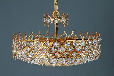 Deckenlüster, 70/80er Jahre, Fassung vergoldet, mehrfach abgehängt, geschliffener Kristallbehang, fast komplett Fu. nicht geprüft, D.ca.59cm, ...