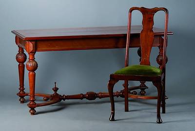 Sitzgruppe, wohl Niederlande, um 1880, best. aus Tisch und 4 Stühlen, Tisch Nußbaum, Beine reich gedrechselt, verstrebt, reiche Balusterformen, ...