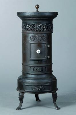 Kleiner gußeiserner Ofen, um 1835-40,, Gußeisen, reich verziert, teils in Durchbrucharbeit, Gebr.-Sp., H. ca. 77 cm
