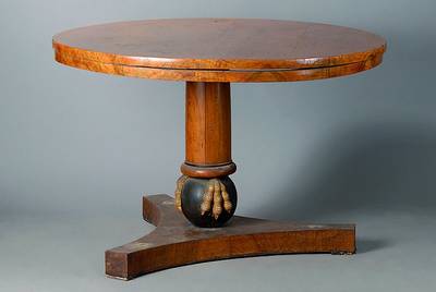 Runder Tisch, wohl Berlin, um 1820/30, Nußbaum, 3-Kantfuß, Schaft m. Krallen auf schwarz gefasster Kugel, Altersch., Furniersch., Überholung ...