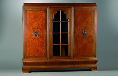 Bücherschrank, deutsch, um 1910, Eiche, Wurzelahorninlets, 3-türig, 6 Einlegebretter, mittlere Tür verglast und versprosst, aufgesetzte ...