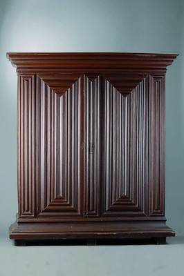 Wellenschrank, deutsch, um 1730, WH, braunfarben gefasst, 2-türig, Türen m. typ. Wellenausformungen, Kopf vielfach getreppt, Seiten einfach ...