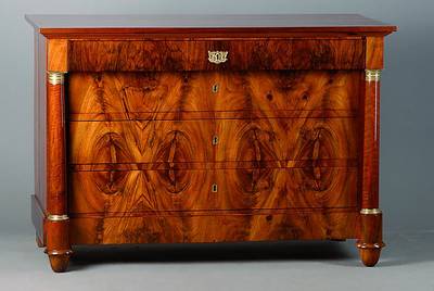 Kommode, um 1800, Nußbaum massiv, Nußbaum Sägefurnier, 4-schübig, freistehende Säulen m. reich verzierten Messingabschlüssen, obere Beschl. ...