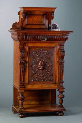 Vertiko, Gründerzeit, um 1880/90, Nußbaum, 1türig, 1 Schublade, reich geschnitzt in Form v Akanthusblättern, Inlet m. Ranken und ...