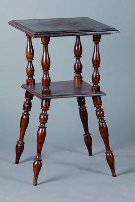 Blumentisch, deutsch, um 18902, Buche auf Nußbaum gebeizt, 2 Etagen, Beine reich gedrechselt, st. Gebr.-Sp., ca. 76x44x44 cm