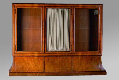 Vitrinenschrank, deutsch, um 1925/30, KorpusWH/HH, Nußbaum, 3-türig, verglast, 3-schübig, 9 Einlegebretter, teils abgerundete Ecken, Furniersch., ...