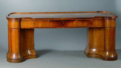 Schreibtisch, deutsch, um 1925/30, Korpus WH/HH, Nußbaum, allseitig abgerundet, 3 -schübig, 2-türig, ohne Schlüssel, frei stellbar, Furniersch., ...