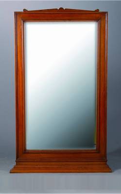 Spiegel, deutsch, um 1880/90, Rahmen Nußbaum, einfaches Spiegelglas, Rahmen vielfach getreppt, Abschluss, Volutenandeutungen, st. Gebr.-Sp., ca. ...