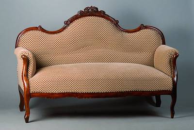 Sofa, süddeutsch, um 1840, Buche auf Nußbaumgebeizt, allseitig geschweift, Blütenschnitzerei, Polsterung alt belassen, Bezug erneuert, Nagelverz., ...