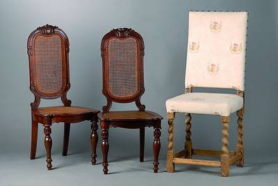 2 Stühle, Niederlande, um 1820, Eiche, Lehne sek., gedrechselte Beine, Lehne verschraubt, Altersch., alt belassen, Bezug erneuert, ca. 120x50x45 cm, ...
