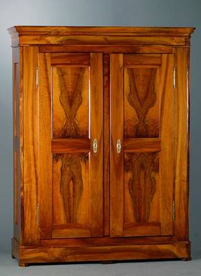 Biedermeierschrank, um 1820, massiv Nussbaum, 2-türig, Front und Seiten kassettiert, abgeflachte Ecken, Beschl. erneuert, zerlegbar, Kopf vielfach ...