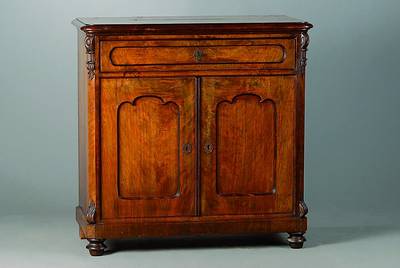 Kommode, deutsch, um 1840, Nußbaumfurnier, 2-türig, 1 Schublade, sog. Brezelfüllungen, abgeflachte Ecken, sparsame Blattschnitzerei, Platte m. st. ...