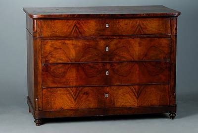 Kommode, deutsch, um 1860, Nußbaum, 4 -schübig, Beinbeschl., abgerundete Ecken, schwundrissig, ohne Schlüssel, st. Gebr-Sp., alt belassen, ...