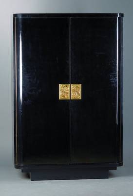 Schrank, Frankreich, um 1935, 2-türig, schwarze Fassung später, reich verzierte gold farbene Beschl., abgerundete Ecken, st. Gebr.-Sp., ca. ...