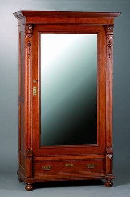 Garderobenschrank, deutsch, um 1880/90, Eiche, 1-türig, facett. verspiegelt, 1 Fußschublade, Lisenen gerieft, Kopf getreppt, st. Gebr.-Sp., ca. ...