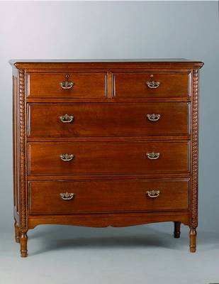 Herrenkommode, England, um 1860, Eiche, 4 -schübig, Perlleistenverz., Beschläge erneuert Zarge geschweift, st. Gebr.-Sp., ca. 115x110x51 cm