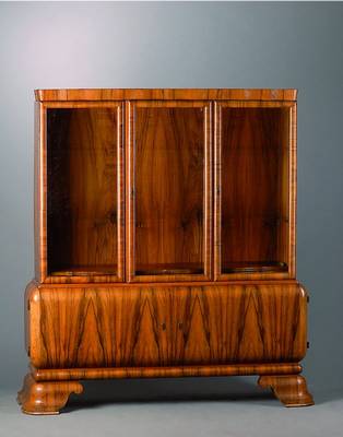 Vitrine, Art-Deko, um 1930, kaukasisch Nußbaum, Oberteil 3-türig verglast, Unterteil 2-türig, abgerundete Ecken, 2 Einlegebretter, l. Furniersch., ...