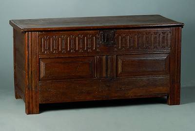 Truhe, deutsch, um 1750, Eiche, Front mir sparsamer Schnitzerei, Lisenen gerieft, ohne Schlüssel, st. Gebr.-Sp., alt belassen, ca. 72x140x66 cm