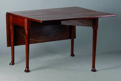 Oblongtable, England, um 1780, Mahagoni, beidseitig abklappbar, einfache Form, st. Gebr-Sp., ca. 70x106x52(183) cm