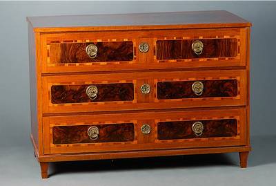 Louis-Seize-Kommode, um 1760/70, Nußbaum, Wurzelnußfurnier, mehrfach gespiegelt verlegt, Ahornbandintarsien, sehr schönes Furnierbild, 3-schübig, ...