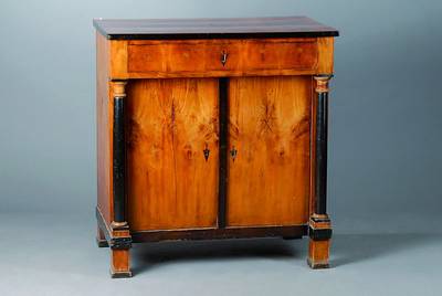 Kommode, Biedermeier, um 1820, Kirschbaumfurnier, 2-türig, 1-schübig, Überholung empf., schwundrissig, Furniersch., st. Gebr.-Sp., Schlösser ...