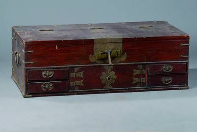 Truhe, China, 2. Hälfte 20. Jh., Teakholz, mit vier kl. Schüblädchen, reich verzierte Beschl., st. Gebr.-Sp., ca. 38x110x56 cm