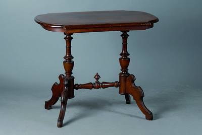 Tisch, 1880/90, Nussbaum massiv, Nussbaumfurnier, Barockstil, Platte doppelt gespiegelt verlegt, reiche Drechselarbeit, ungewöhnliche ...