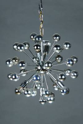 Deckenlampe, sog. Sputniklampe, um 1965, Metall verchromt, fünf Brennstellen, H. 64 cm, leicht verbeult und berieben lt. Einlieferer intakt