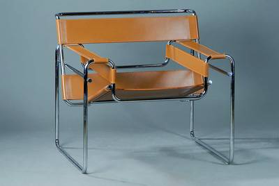 Wassily-Chair, Entwurf Marcel Breuer, Chromgestell, cognacfarbene Lederbänderung, zeitloses Design, Gebr.-Sp., ca. 75x77x66 cm, Sh. 43