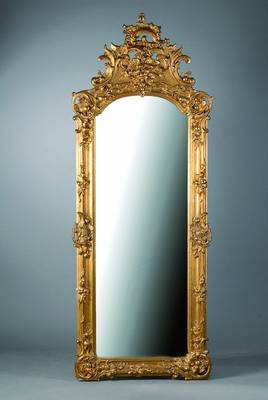 Großer Wandspiegel, wohl deutsch, um 1880, Stuck vergoldet, schöne Krone, kl. Ausbesserungen, l. kl. Gebr.schäden, Spiegelglas später, ca. 217x84 ...