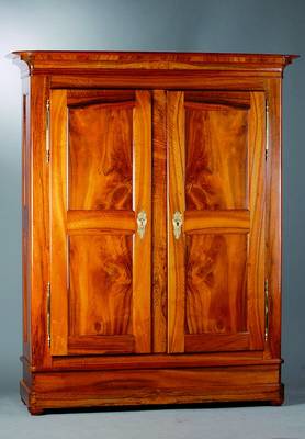Dielenschrank, Pfalz, 1830/40, Nußbaum massiv/Furnier, symmentrisch bzw. gesp., 2-türig, Front und Seiten kassettiert, Kopf getreppt, Fuß passig, ...