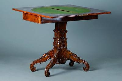 Spieltisch, deutsch, um 1850, Nußbaum/Wurzelnußfurnier, aufklappbar u. drehbar, Innenseite mit Filzeinlage, diese besch., Erneuerung empf., reich ...