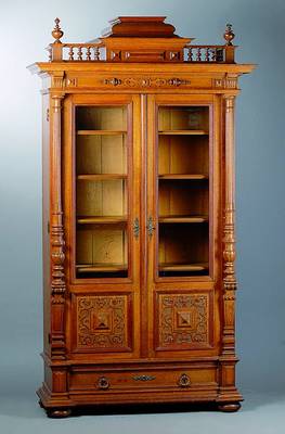Vitrinenschrank, deutsch, um 1880/90, Eiche, 2-türig, 1 Schublade, teilverglast, reiche Schnitzereien, freistehende Balustersäulen reich gerieft ...