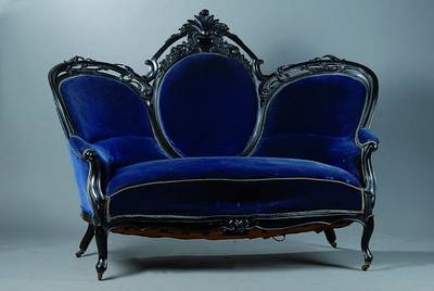 Sofa, deutsch, um 1835/40, schwarz gefasst, allseitig geschweift, reiche Blüten und Akanthusblattschnitzerei, teils in Durchbrucharbeit, auf Rollen, ...