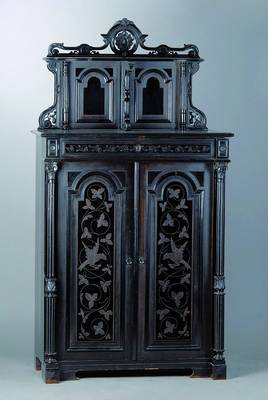 Vertiko, deutsch, um 1835/40, schwarz gefasst, 2-türig, 1 Schublade, Türen m. reichen Vogel und Blätterdekor, freistehende Saülen gerieft, ...