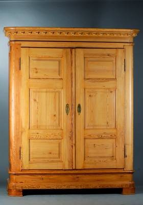 Großer Dielenschrank, deutsch, um 1800, Kiefer, 2-türig, Front und Seiten kassettiert,Kopf m. Zahnfries, getreppt, Fuß passig, abgerundete Ecken, ...