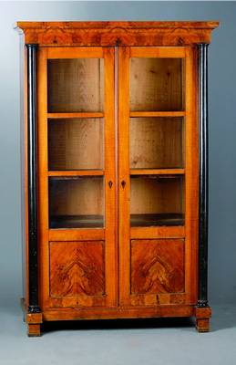 Vitrine, deutsch, um 1820, Biedermeier, Nußbaumfurnier, 2-türig, teilverglast und versprosst, freistehende Säulen geschwärzt, Kopf vielfach ...