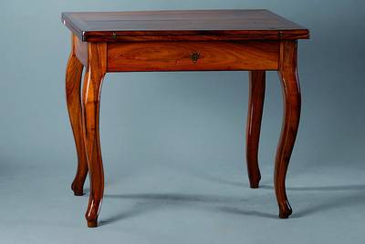 Tisch, deutsch, um 1860, Nußbaum massiv, urspr. Spieltisch und abschließbar, ohne Schlüssel, drehbar, Beine geschweift, rest., Gebr.-Sp., ca. ...