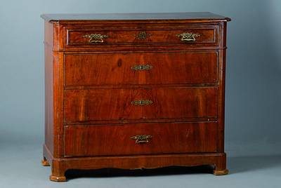 Kommode, deutsch, um 1900, Nußbaumfurnier, 4 Schübe, teilrest., dennoch Oberflächenschäden, ca. 92x105x50cm,