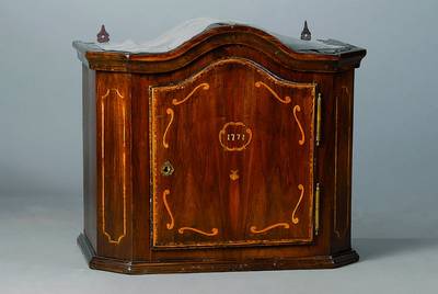Hängeschrank, süddeutsch, dat. 1771, Nussbaum massiv/ Weichholz mit Ahornintarsien,mit Schlüssel, Alterssch., ca. 64.5x72x43cm