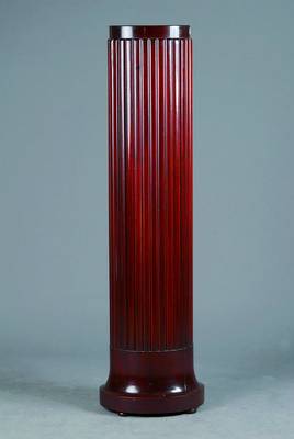 Säule, deutsch, um 1900-10, klassizistische Auffassung mit leichtem Jugendstileinflüssen, vielfach kanneliert, Mahagoni, 119x34x24cm, restauriert