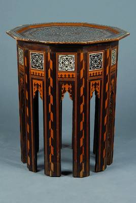 Beistelltisch, Marokko, um 1910-20, Holz reich intarsiert mit versch. Edelhölzern und Perlmutt, Platte mit arab. Schriftzeichen, mit Alters- und ...