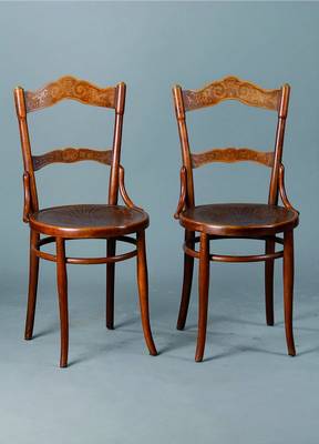 6 Kaffeehausstühle, um 1900, Bugholz, Brandmalerei, st. Gebr.-Sp., Verleimung empf., ca. 91x45x42 cm, Sh. 48 cm