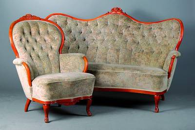 Sitzgruppe, um 1860, 2-Sitzersofa und 2 Armlehnsessel, Buche rötlich gebeizt, allseitig geschweift, sparsame Voluten und Blütenschnitzerei, ...
