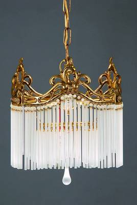 Deckenlampe, Spanien, um 1920-25, Messing/Milchglas, 3 Brennstellen, mit braunem Gewebekabel nachgerüstet, anhängend große mundgeblasene ...